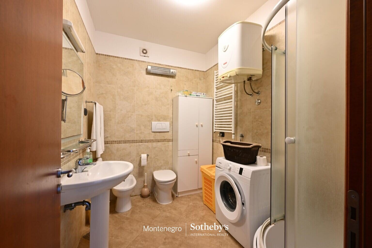 Three-bedroom apartment on the first line to the sea, Rafailovići