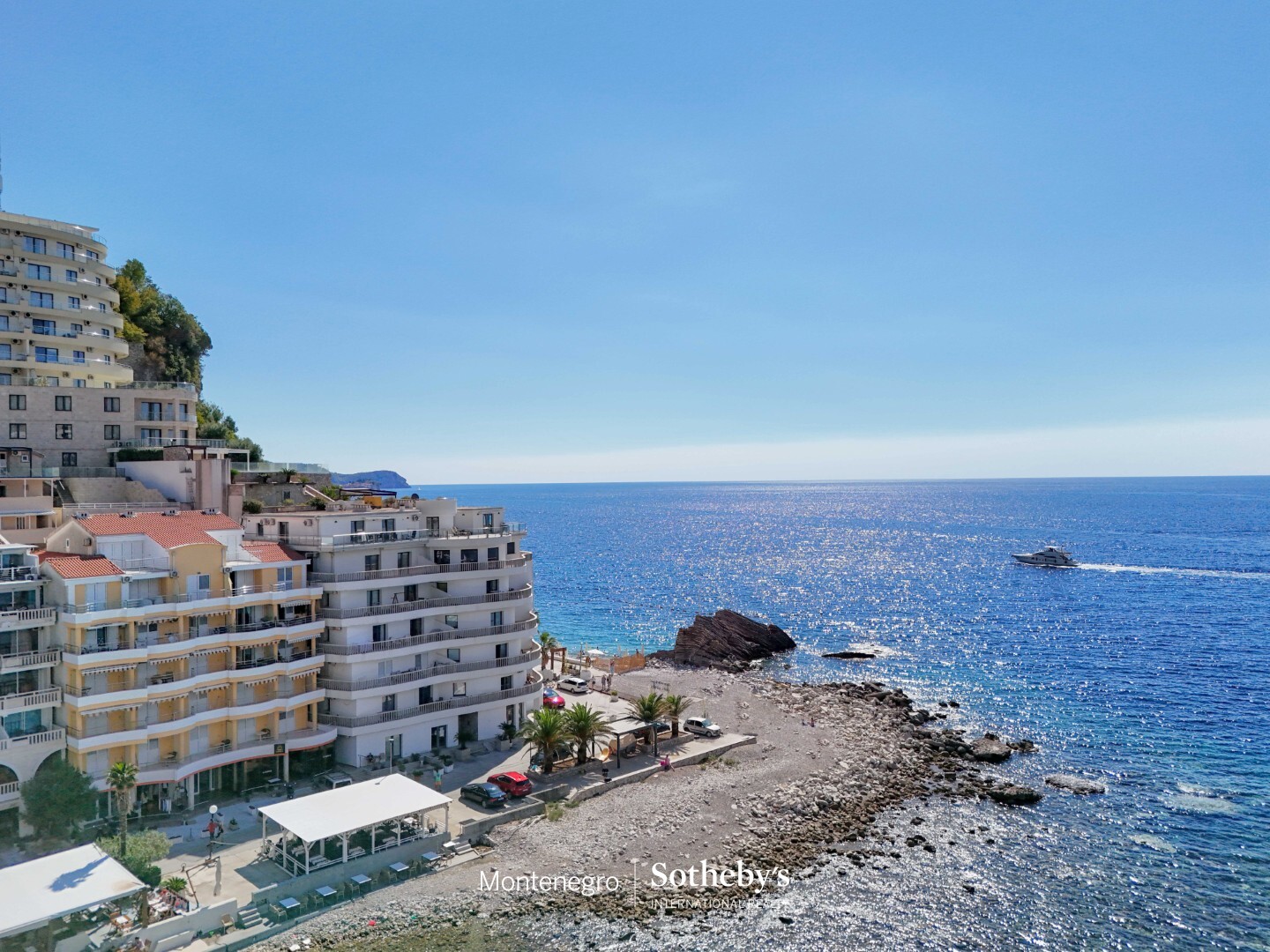 Three-bedroom apartment on the first line to the sea, Rafailovići
