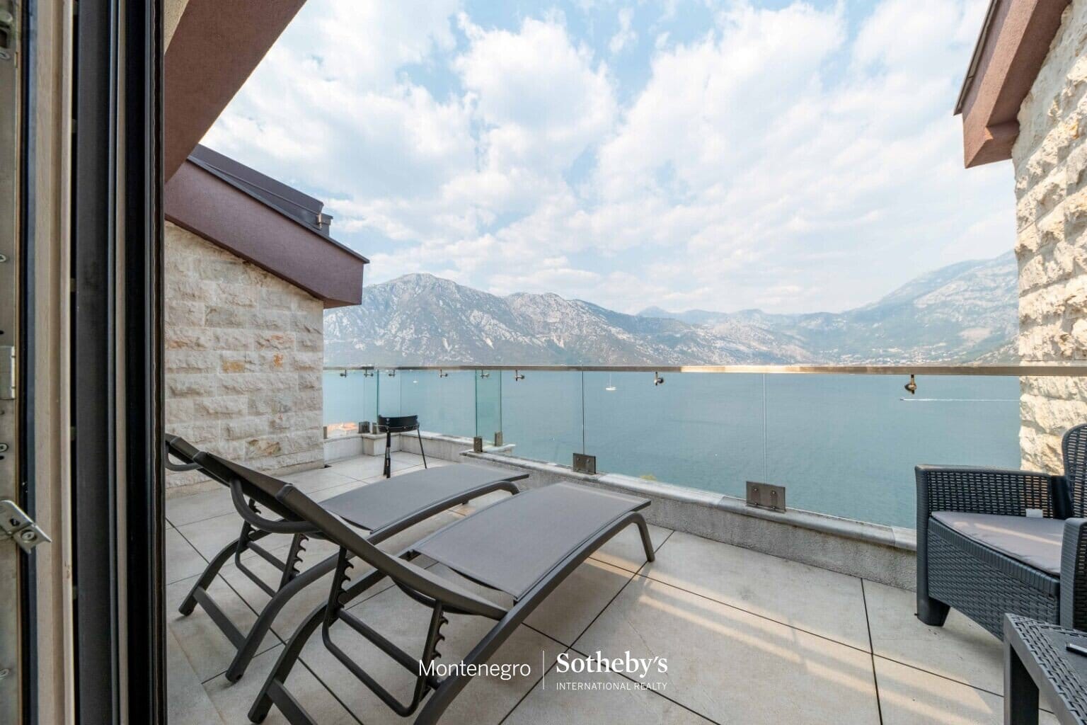 Kostanjica Two Bedroom Sea View Apartment