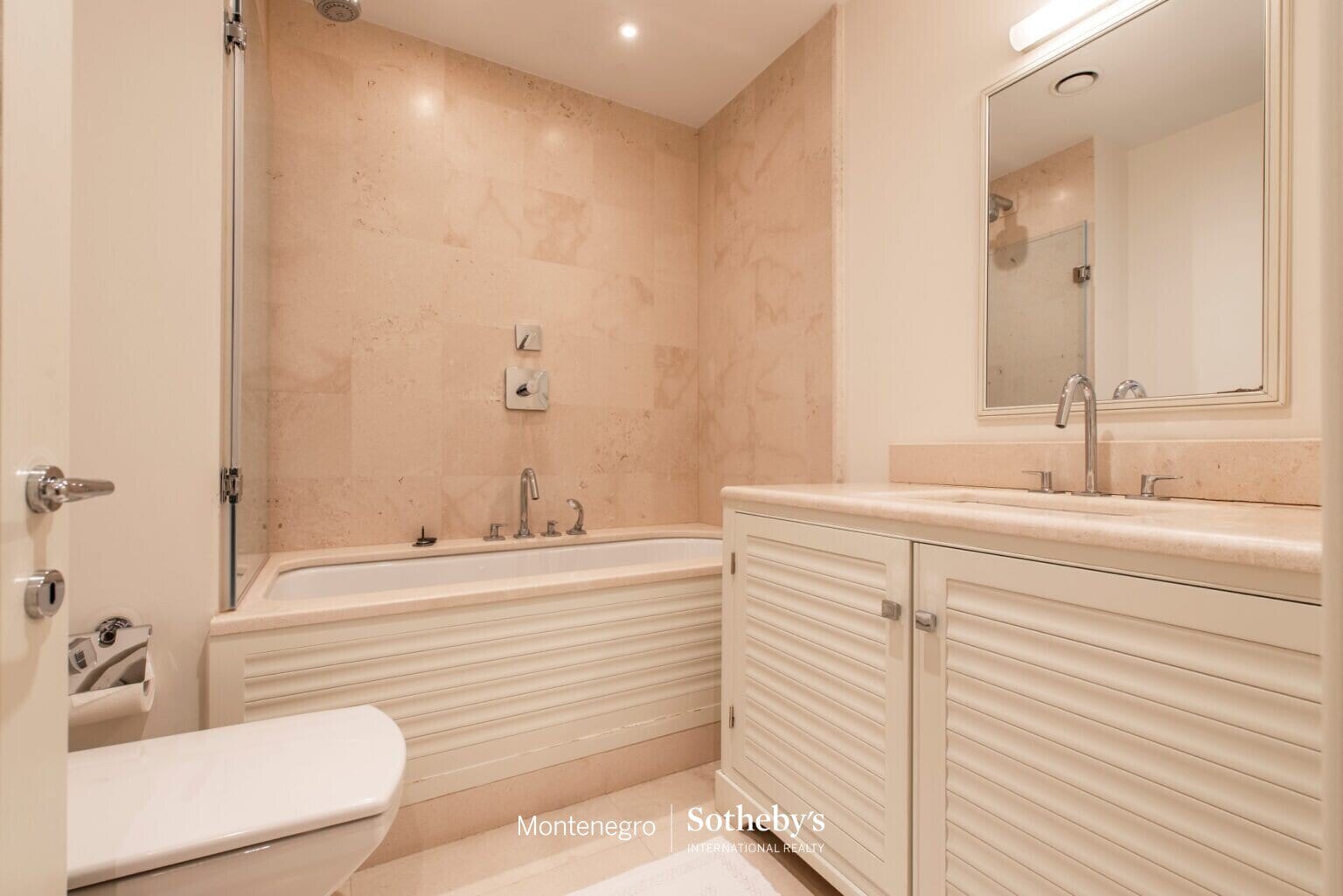 Designer Three Bedroom Waterfront Apartment Teuta