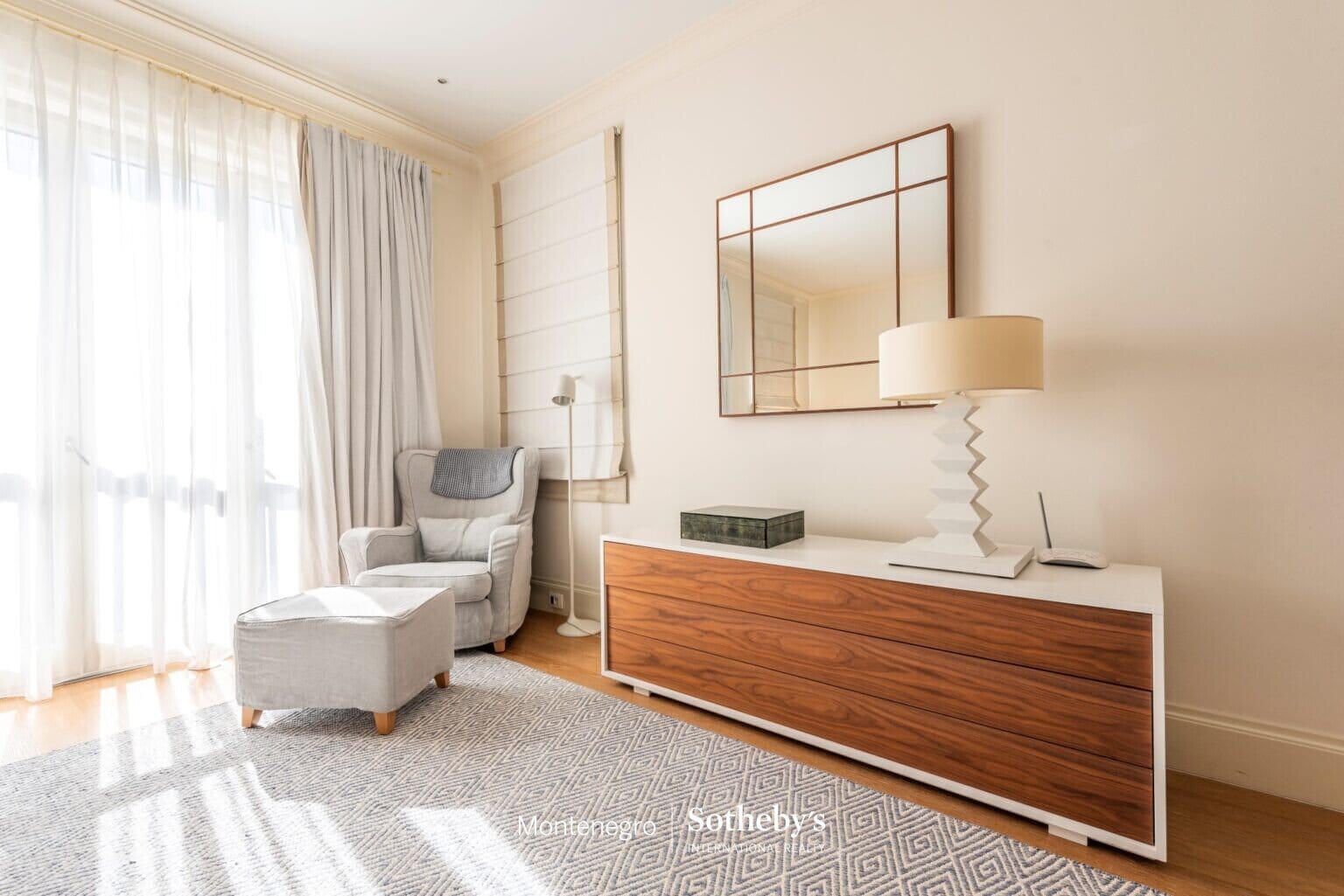 Designer Three Bedroom Waterfront Apartment Teuta