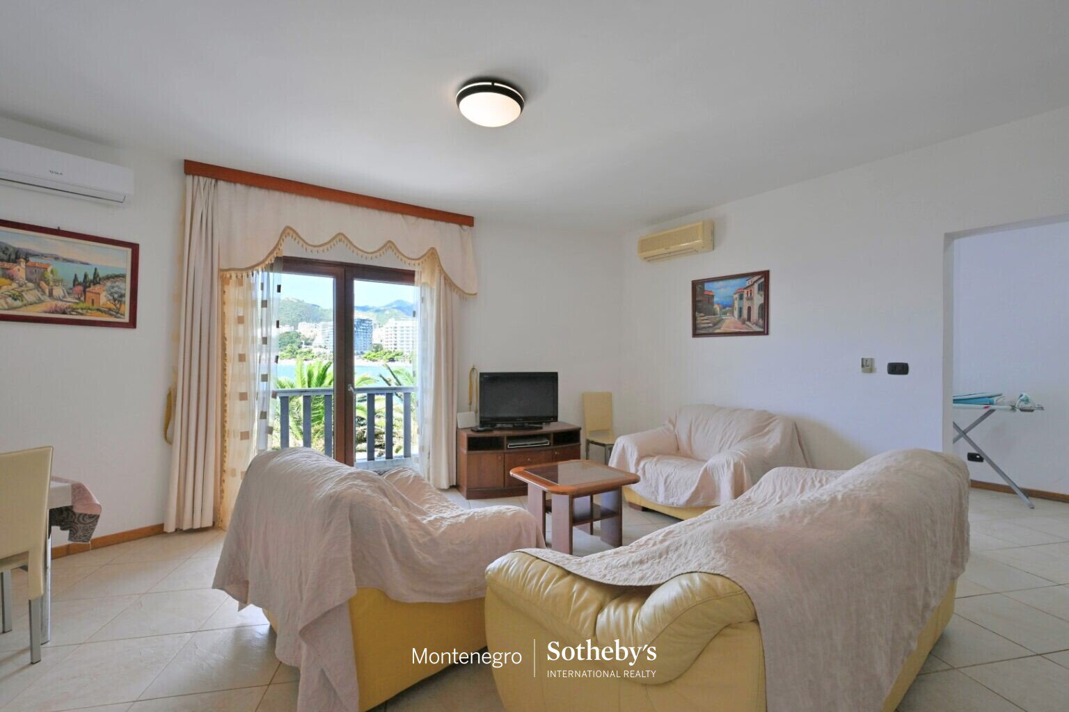 Three-bedroom apartment on the first line to the sea, Rafailovići