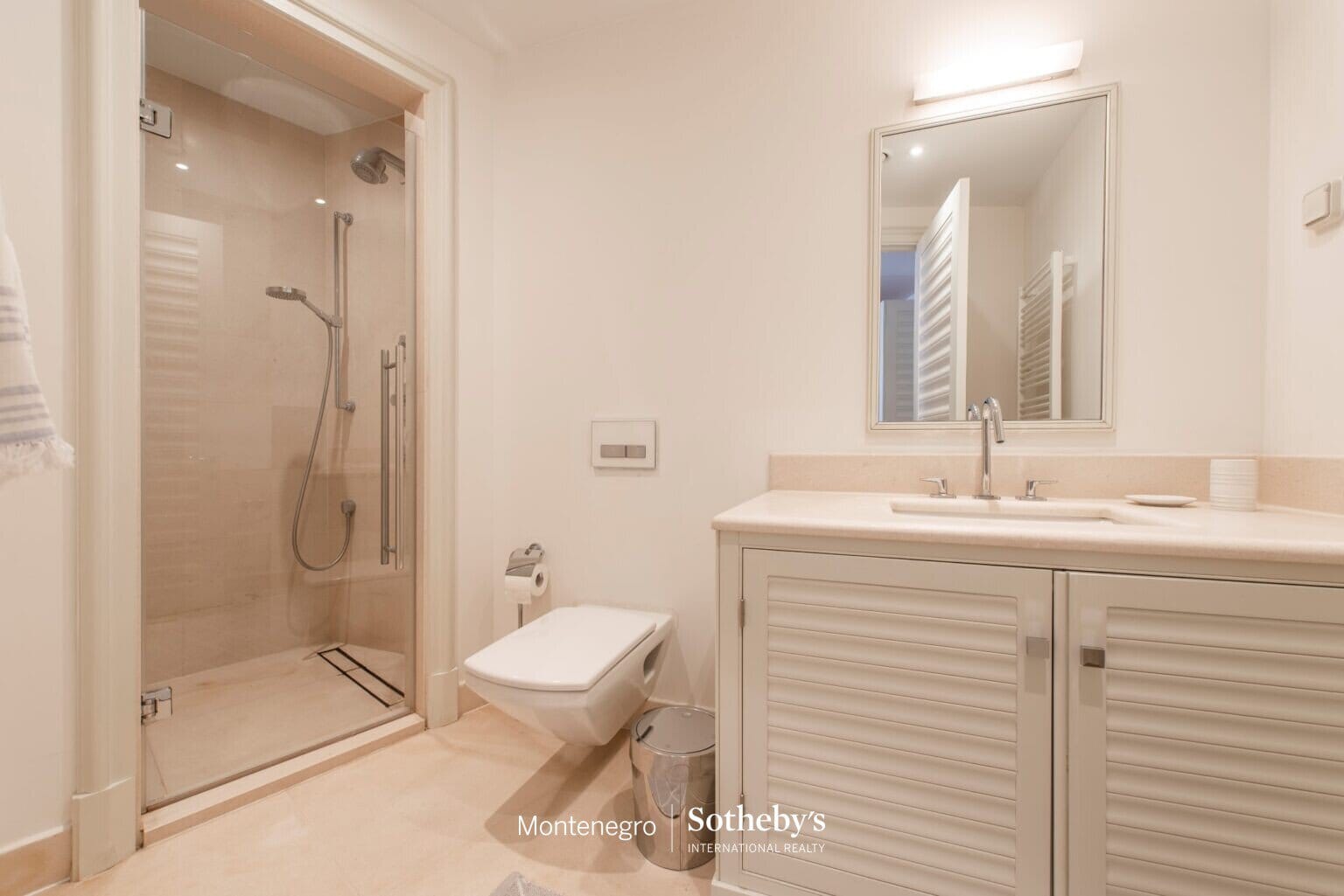 Designer Three Bedroom Waterfront Apartment Teuta