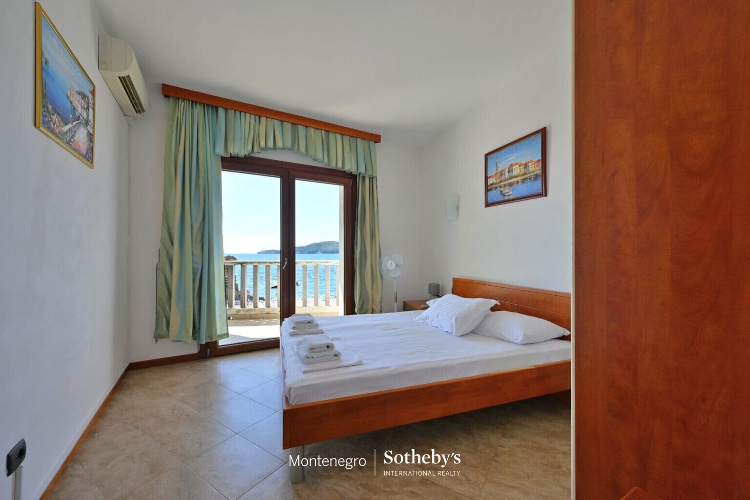 Three-bedroom apartment on the first line to the sea, Rafailovići
